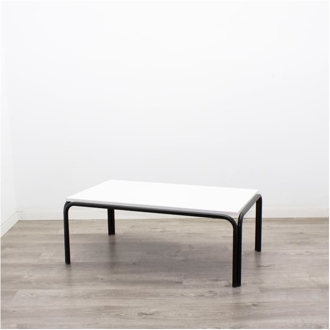 Mesa auxiliar negra con tapa melamina blanca