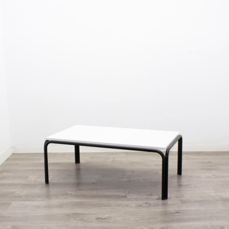 Mesa auxiliar negra con tapa melamina blanca
