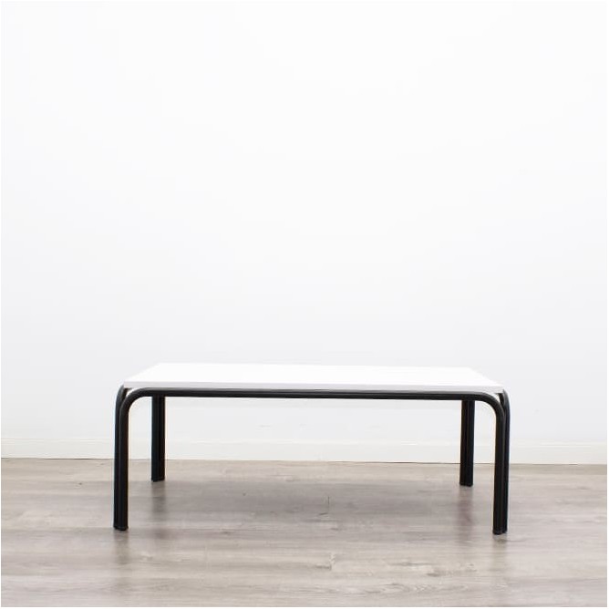 Mesa auxiliar negra con tapa melamina blanca