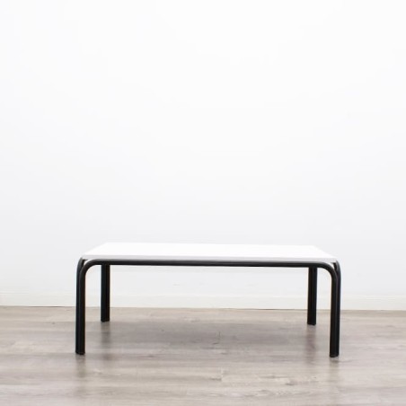 Mesa auxiliar negra con tapa melamina blanca