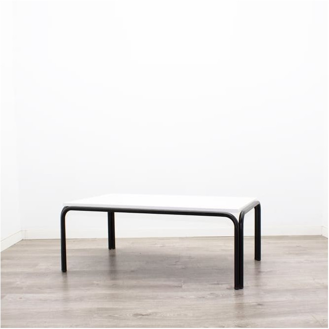 Mesa auxiliar negra con tapa melamina blanca