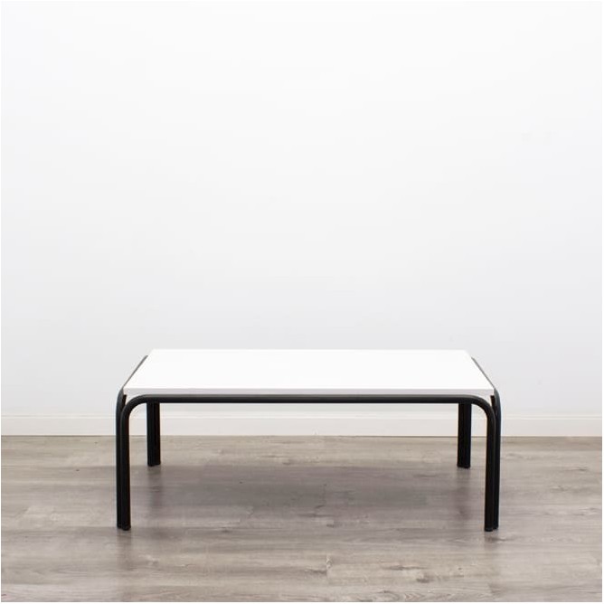 Mesa auxiliar negra con tapa melamina blanca