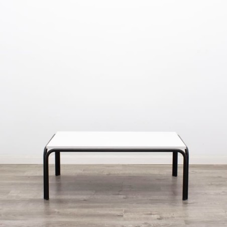 Mesa auxiliar negra con tapa melamina blanca