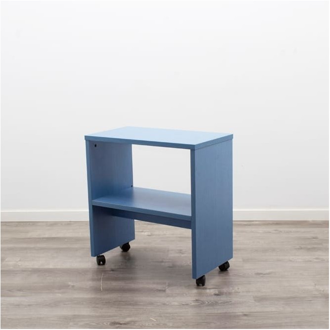 Mesa auxiliar azul con ruedas