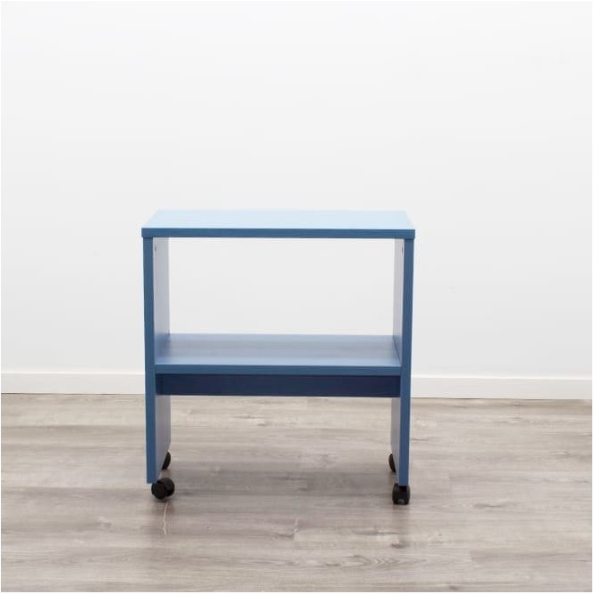 Mesa auxiliar azul con ruedas
