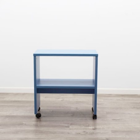 Mesa auxiliar azul con ruedas