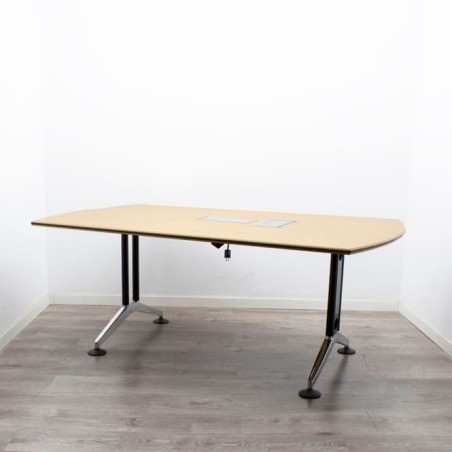 Mesa de juntas en peral electrificada de 180cm