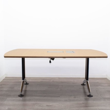 Mesa de juntas en peral electrificada de 180cm