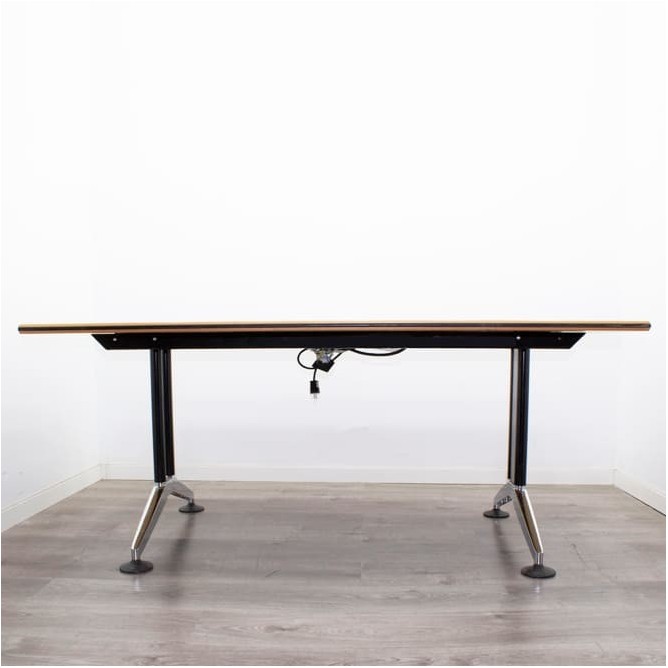 Mesa de juntas en peral electrificada de 180cm