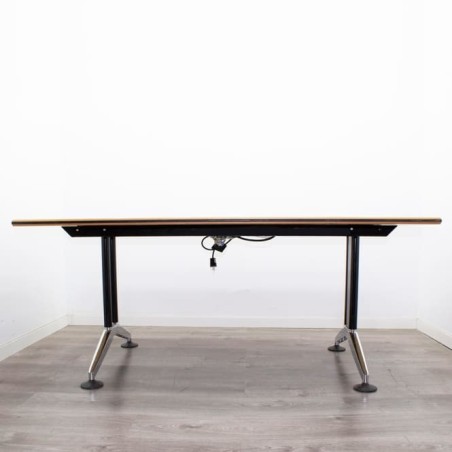 Mesa de juntas en peral electrificada de 180cm