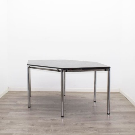 Mesa reunión trapezoidal tapa en negro de 175cm