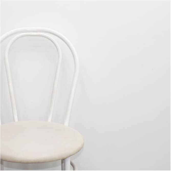 Silla colectividad en blanco con asiento en napel