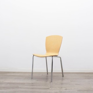 Silla colectividad con asiento y respaldo en madera marrón claro 2