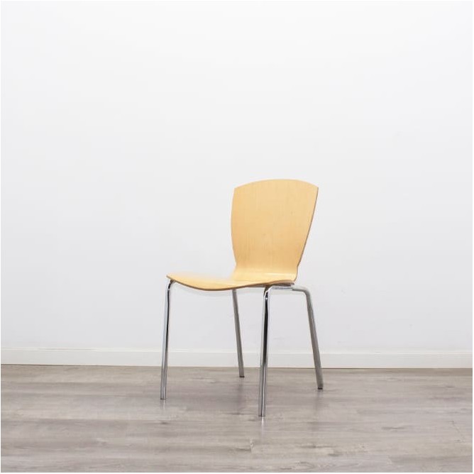 Silla colectividad con asiento y respaldo en madera marrón claro