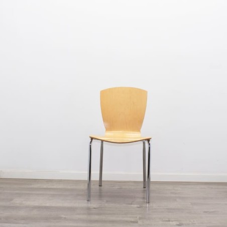 Silla colectividad con asiento y respaldo en madera marrón claro
