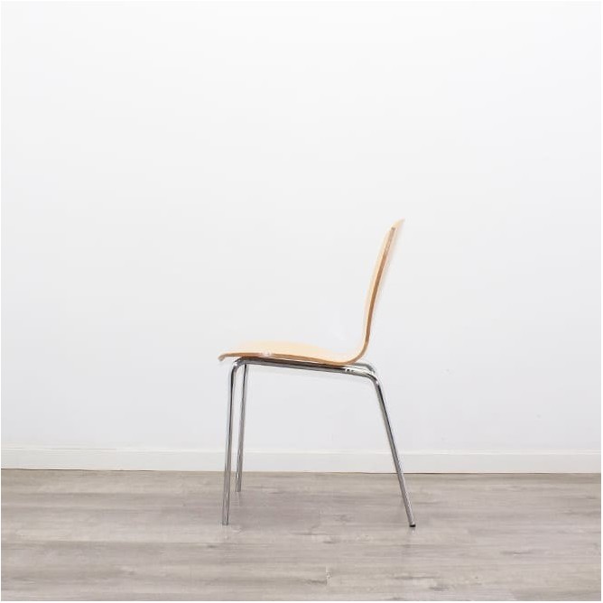 Silla colectividad con asiento y respaldo en madera marrón claro