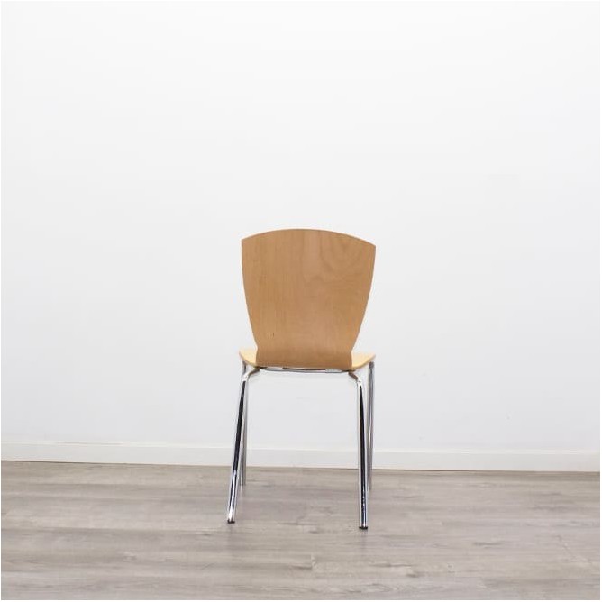 Silla colectividad con asiento y respaldo en madera marrón claro