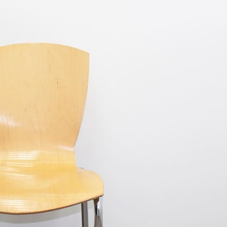 Silla colectividad con asiento y respaldo en madera marrón claro