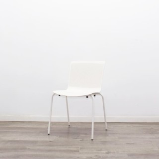 Silla colectividad con asiento y respaldo en PVC blanca 2