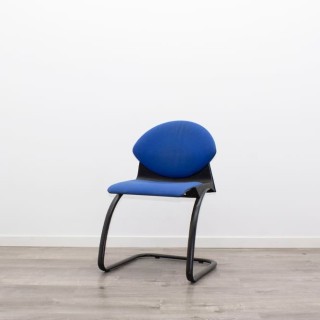 Silla confidente azul base patín negra sin brazos 2