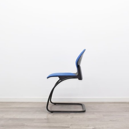 Silla confidente azul base patín negra sin brazos