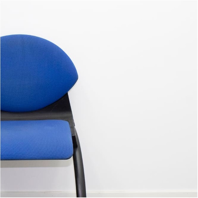 Silla confidente azul base patín negra sin brazos