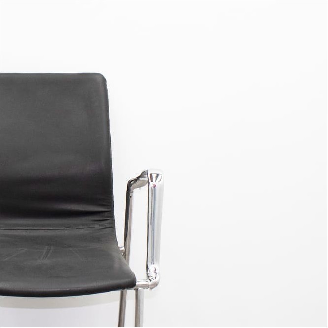 Silla confidente napel negro y estructura cromada