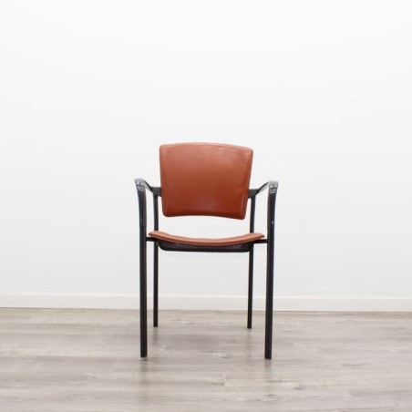 Silla confidente fija cuero marrón estructura negra