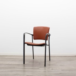 Silla confidente fija cuero marrón estructura negra 2