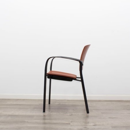 Silla confidente fija cuero marrón estructura negra