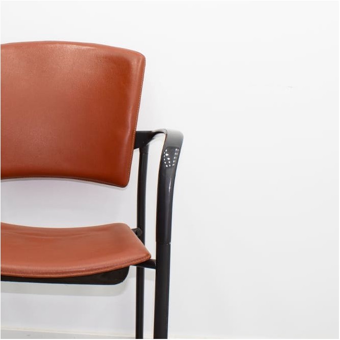 Silla confidente fija cuero marrón estructura negra