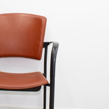 Silla confidente fija cuero marrón estructura negra