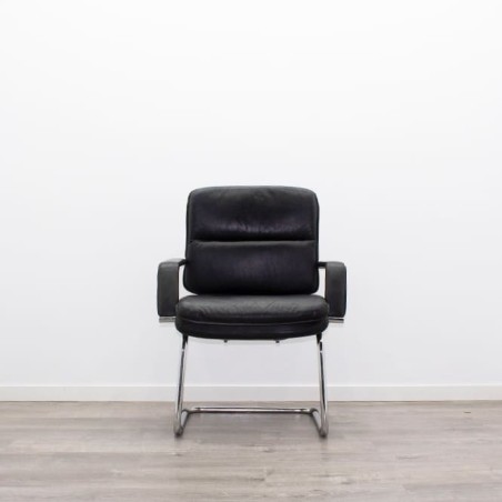 Silla confidente napel negro base patín con brazos