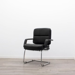 Silla confidente napel negro base patín con brazos 2