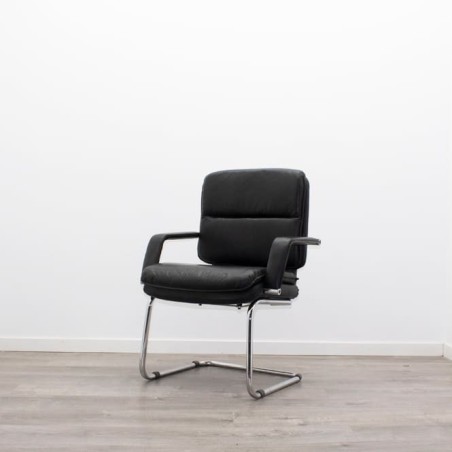 Silla confidente napel negro base patín con brazos