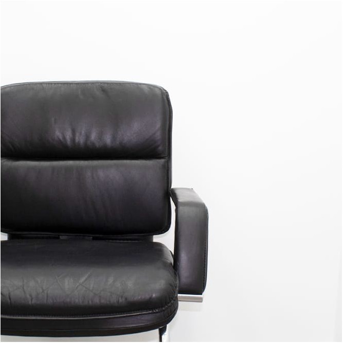 Silla confidente napel negro base patín con brazos