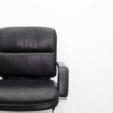 Silla confidente napel negro base patín con brazos