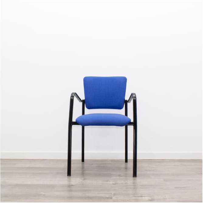 Silla confidente azul y estructura negra