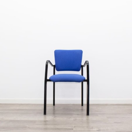 Silla confidente azul y estructura negra