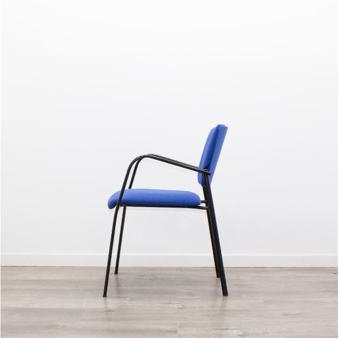 Silla confidente azul y estructura negra