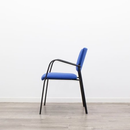 Silla confidente azul y estructura negra