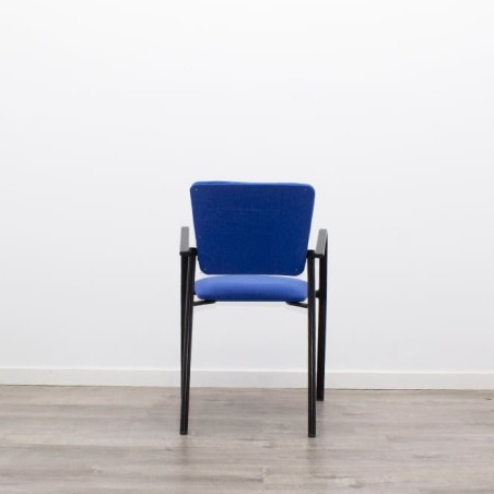 Silla confidente azul y estructura negra