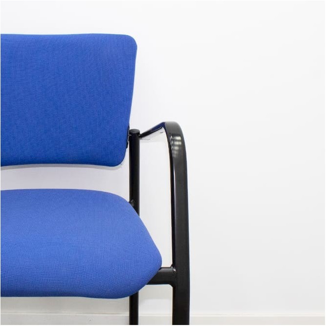 Silla confidente azul y estructura negra