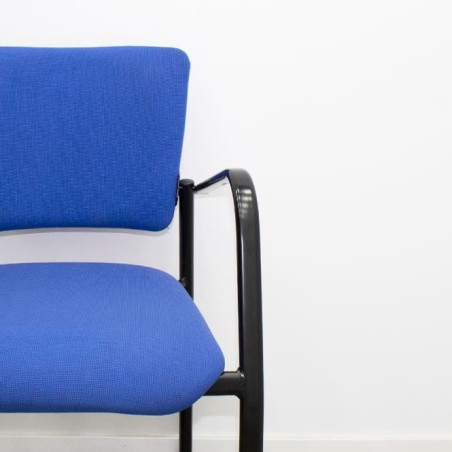 Silla confidente azul y estructura negra