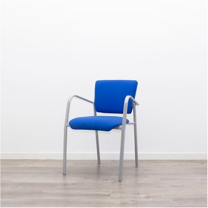 Silla confidente azul y estructura gris