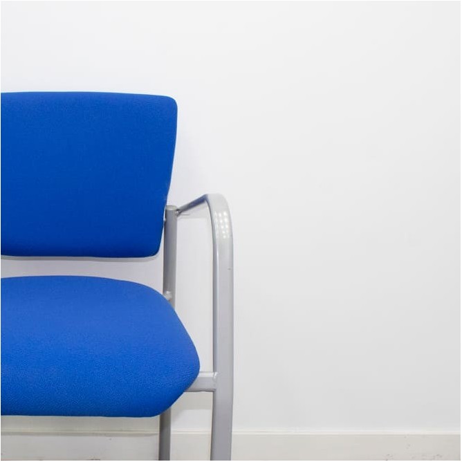 Silla confidente azul y estructura gris