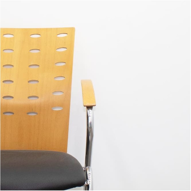 Silla confidente napel negro y respaldo de madera