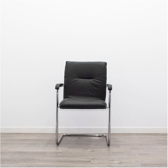Silla confidente en napel negro y base patín cromada