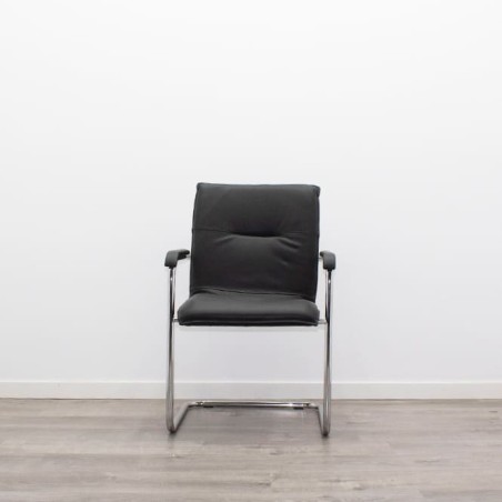 Silla confidente en napel negro y base patín cromada