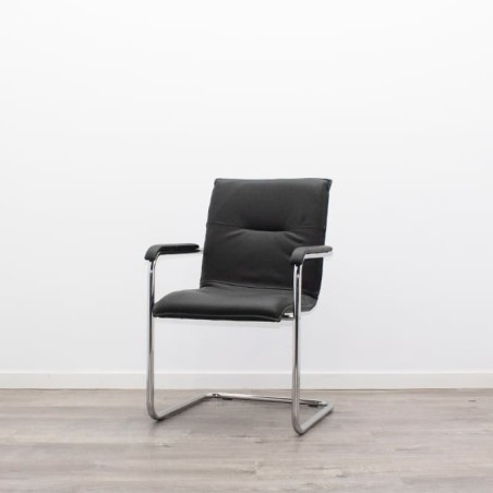 Silla confidente en napel negro y base patín cromada